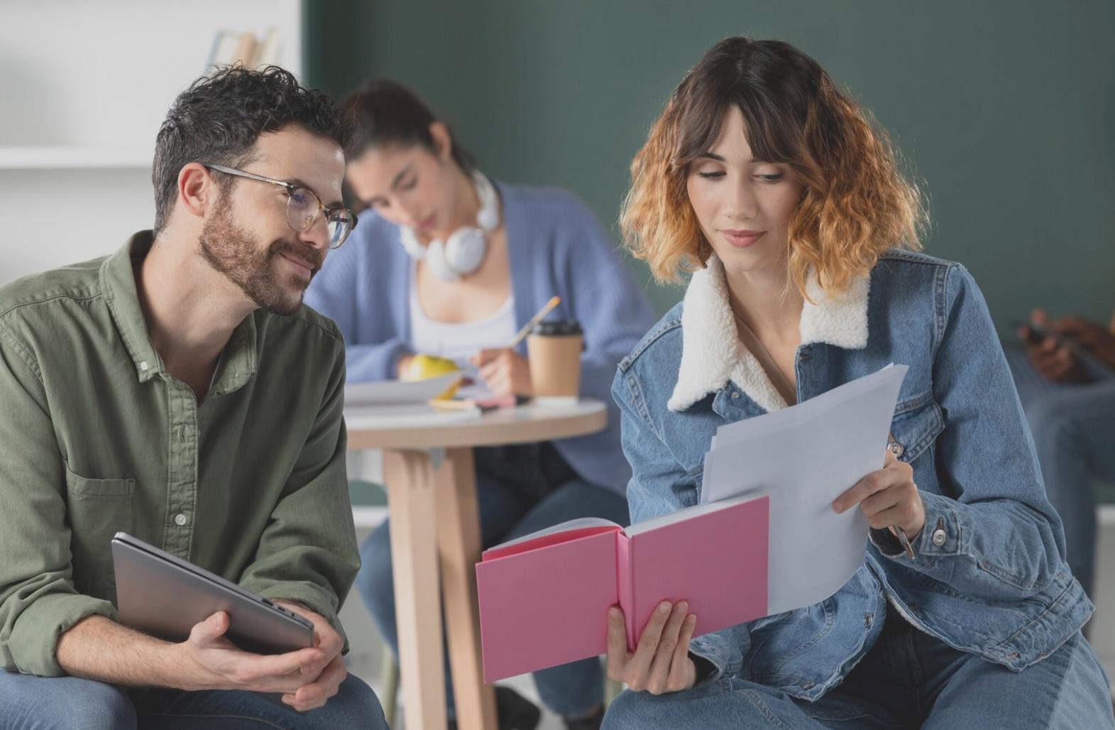 Trader principiante analizando gráficos