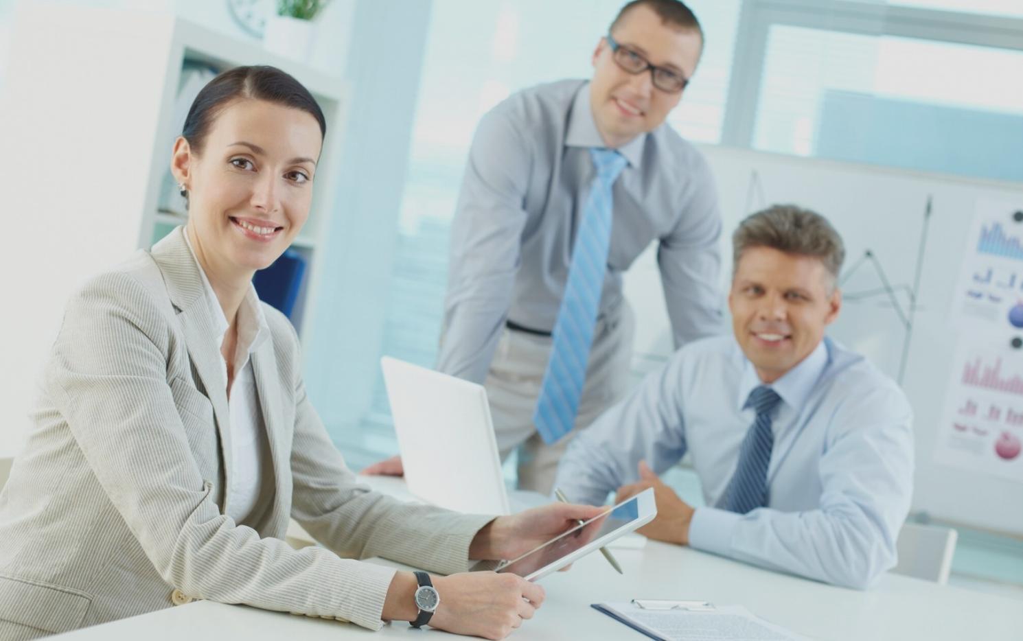 Oficina de trading en Neuquén con múltiples monitores